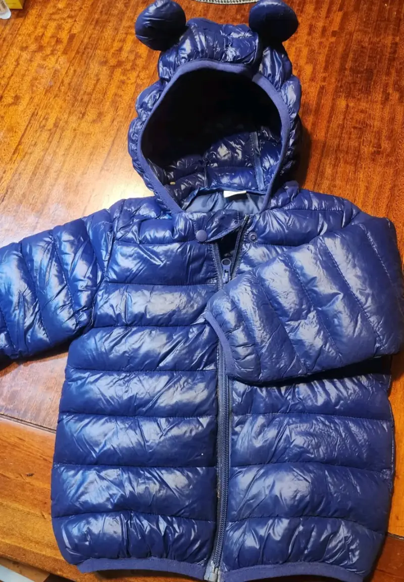 Parka azul con capucha