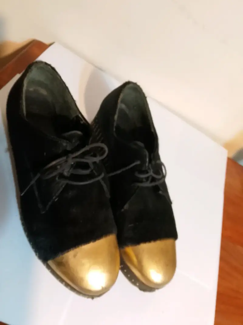 Zapatos negros punta dorada - 1