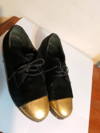 Zapatos negros punta dorada - miniatura 1