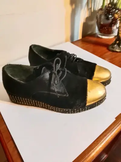 Zapatos negros punta dorada - miniatura 3