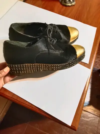 Zapatos negros punta dorada - miniatura 4