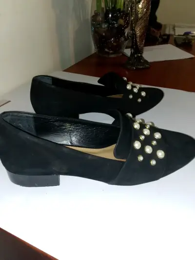 Zapatos bajos negros con perlas - miniatura 1