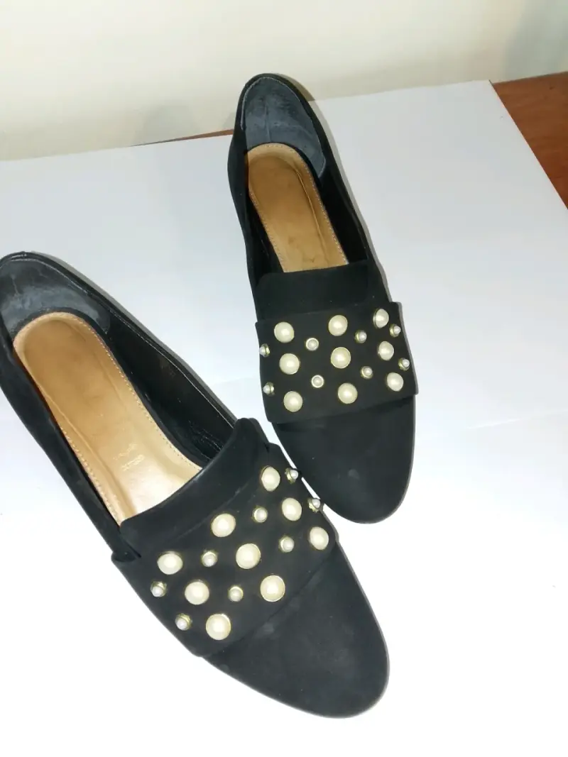 Zapatos bajos negros con perlas - 2