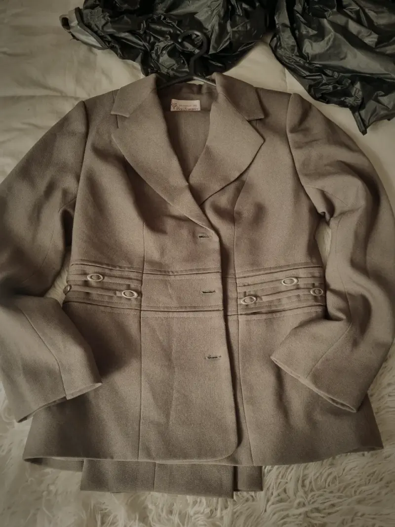 Traje pantalon beige clásico