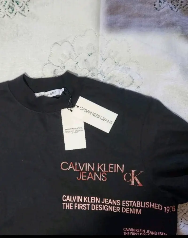 Polera Calvin Klein negra estampada mujer - 3