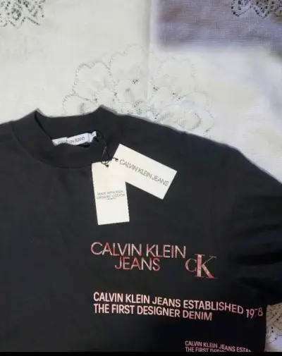 Polera Calvin Klein negra estampada mujer - miniatura 3