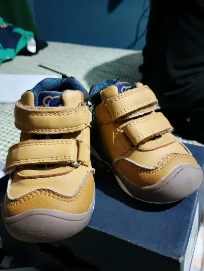 Zapatos de niños beige con velcro - miniatura 1