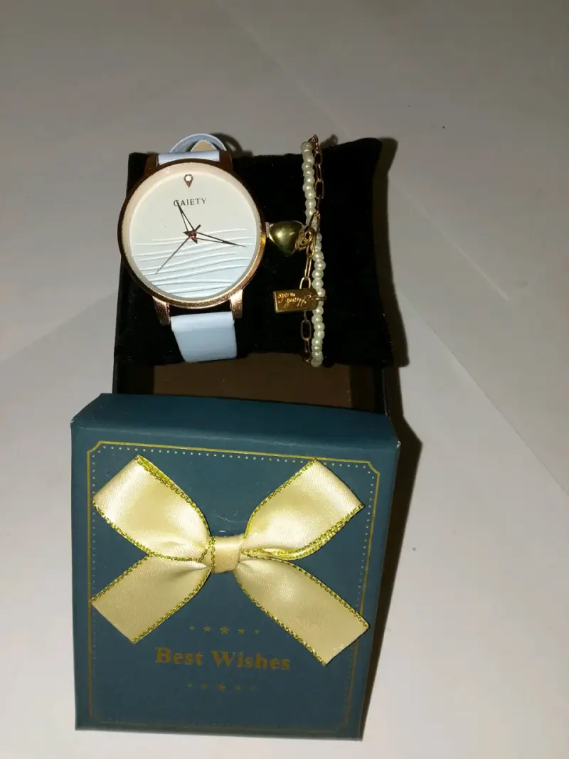 Reloj Gaiety con pulsera dorada