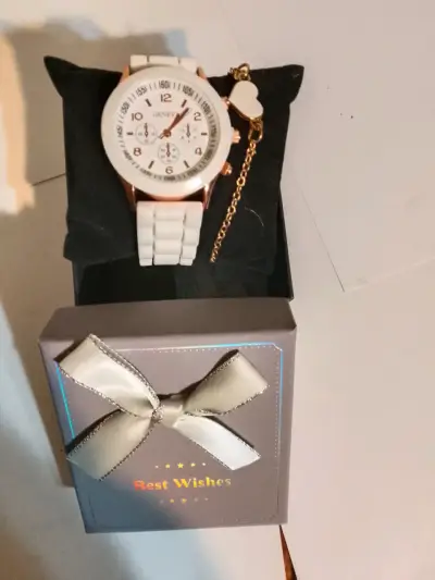 Reloj Geneva blanco con charm - miniatura 1