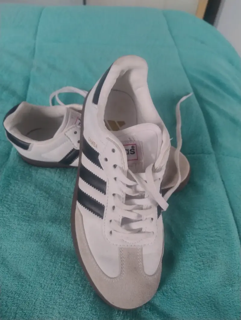 Zapatillas deportivas blancas y negras - 1