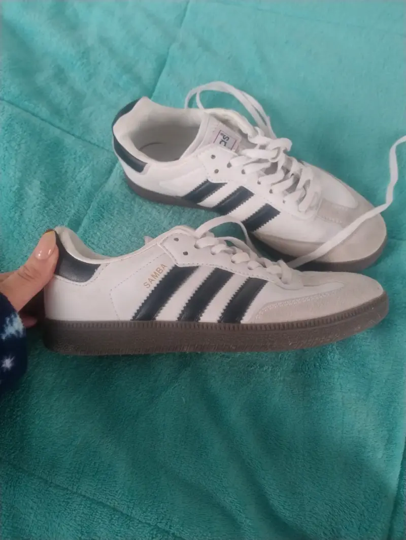 Zapatillas deportivas blancas y negras - 2