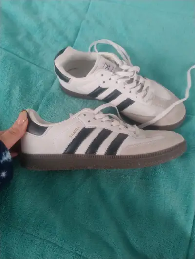 Zapatillas deportivas blancas y negras - miniatura 2