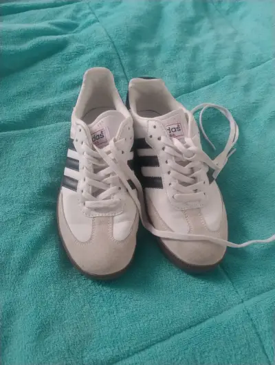 Zapatillas deportivas blancas y negras - miniatura 3