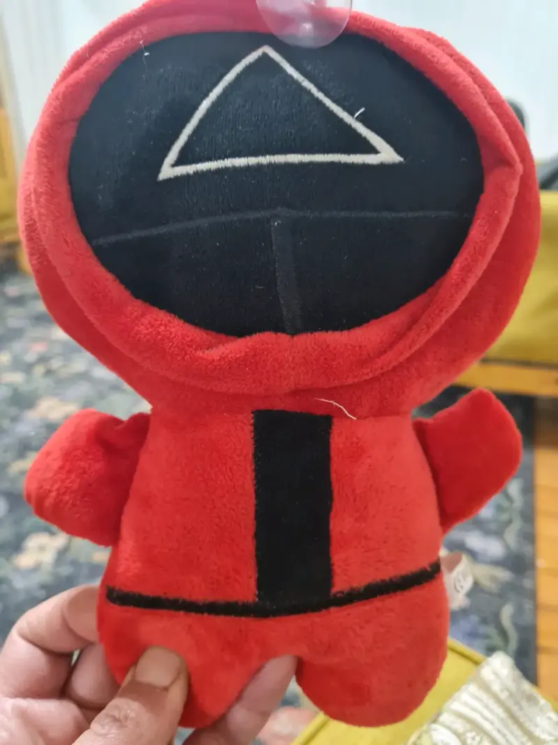 Peluche rojo de personaje