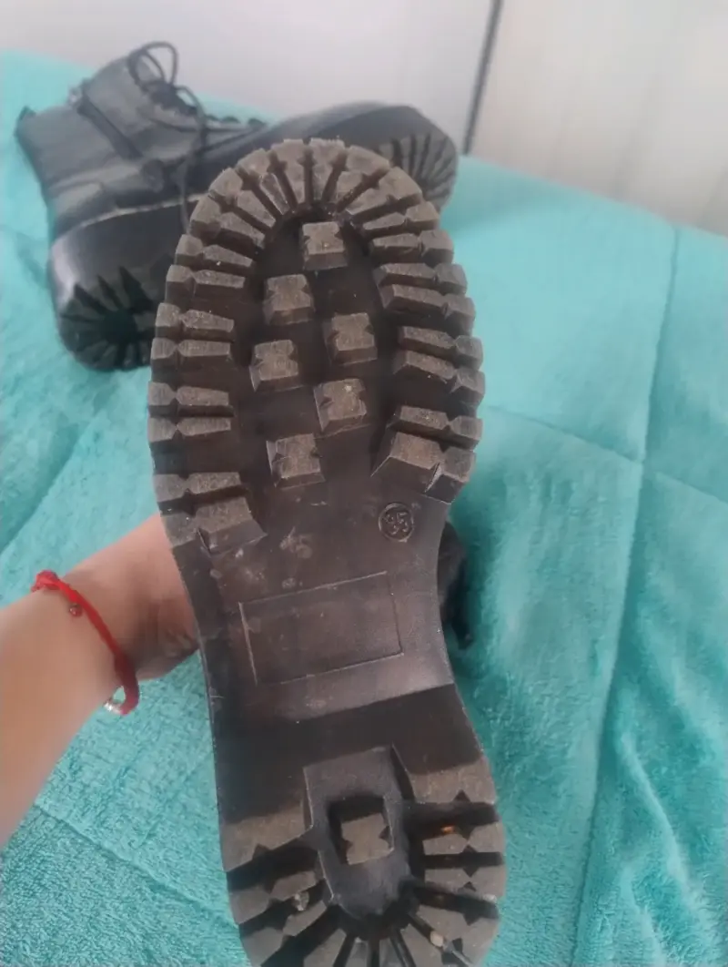 Botas negras con suela gruesa - 1