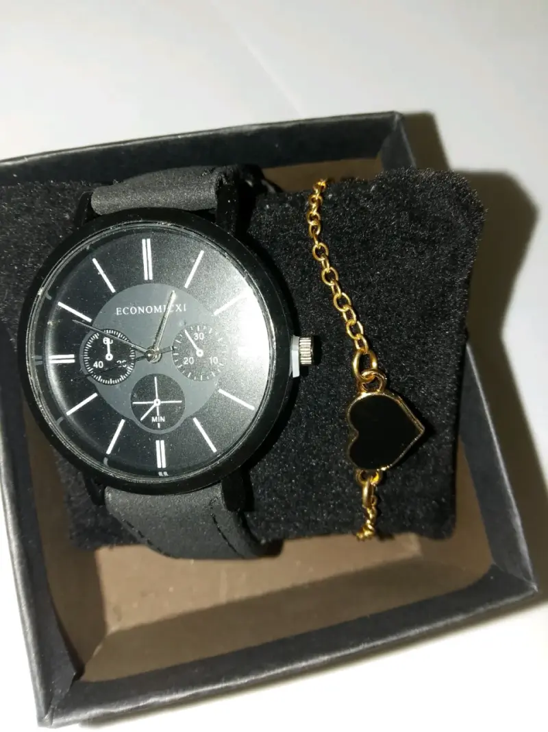 Reloj negro con pulsera dorada