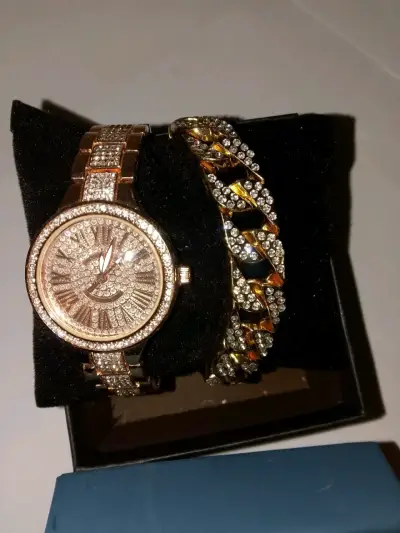 Reloj dorado con pulsera brillantes - miniatura 1