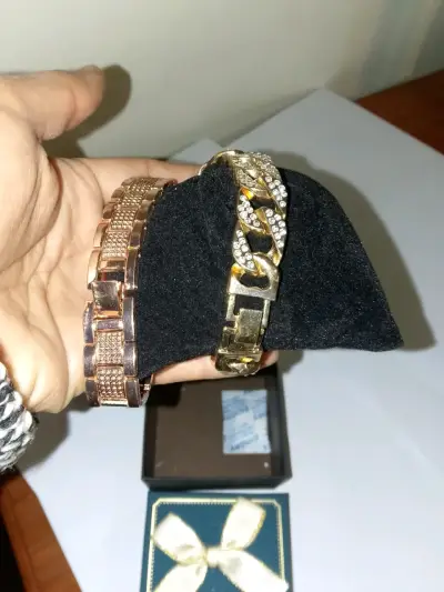 Reloj dorado con pulsera brillantes - miniatura 2