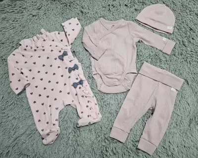 Conjunto de ropa para bebé - miniatura 1