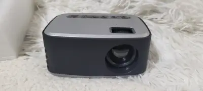 Proyector portátil compacto - miniatura 1
