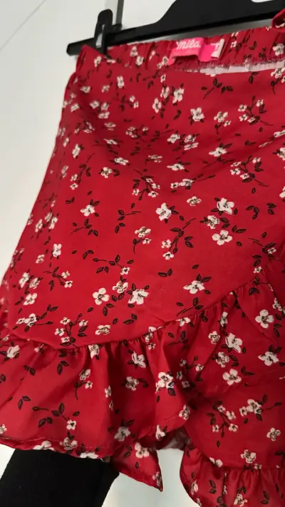 Falda-Short  roja con flores - miniatura 2