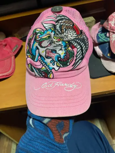 Gorra rosa Ed Hardy bordada estilo Y2K - miniatura 1