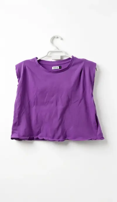 Polera morada sin mangas con hombreras - miniatura 1