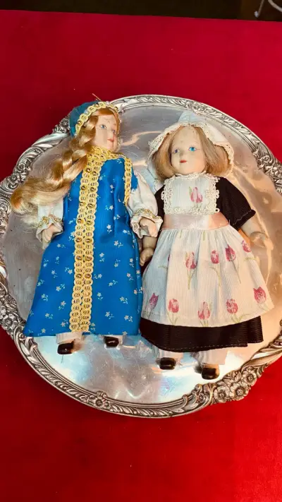 Muñecas de porcelana vestidas - miniatura 1