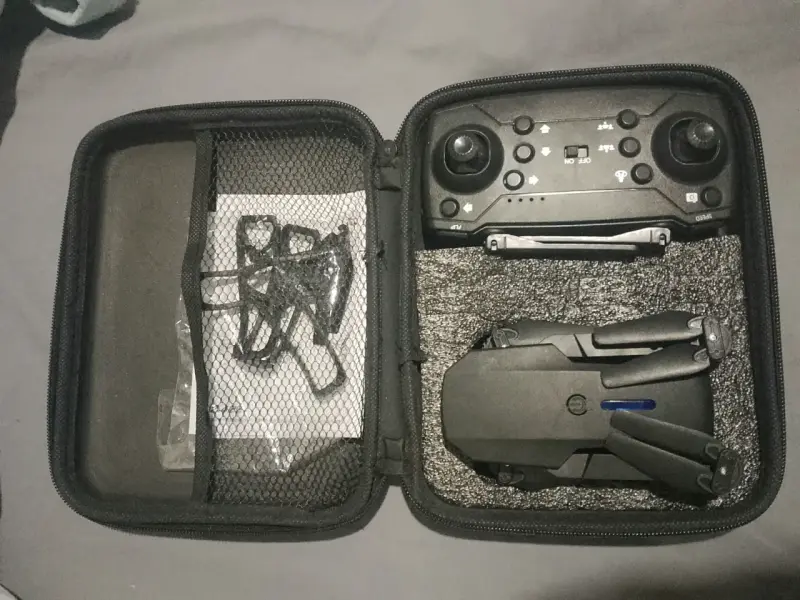 Drone con control remoto y estuche - 1