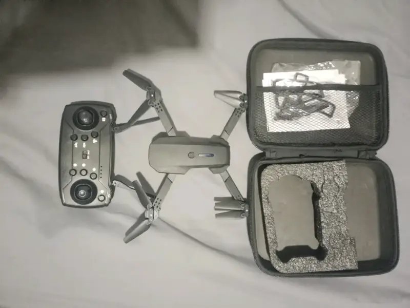 Drone con control remoto y estuche - 2
