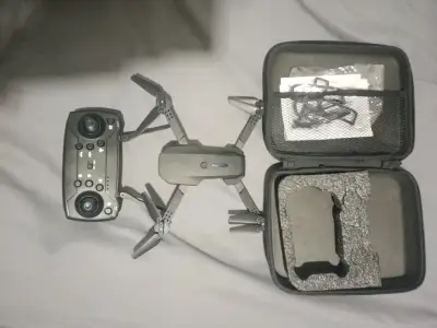 Drone con control remoto y estuche - miniatura 2