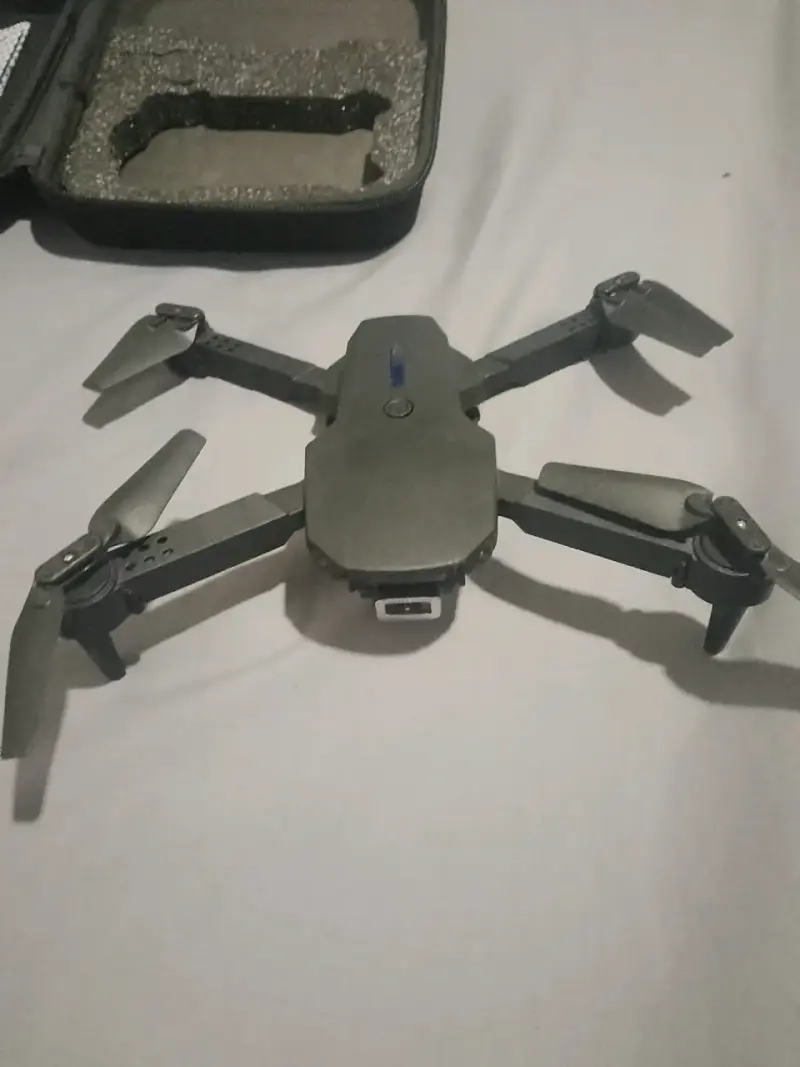 Drone con control remoto y estuche - 3