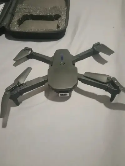 Drone con control remoto y estuche - miniatura 3