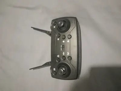 Drone con control remoto y estuche - miniatura 4