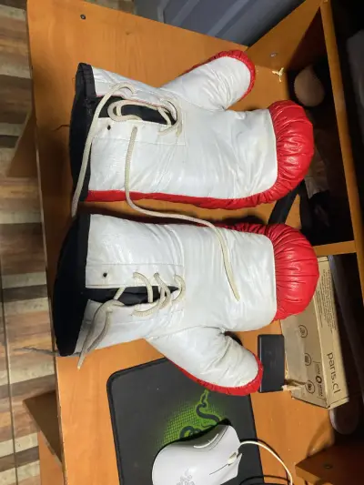 Guantes de boxeo clasicos blancos y rojos - miniatura 1