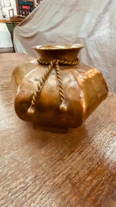 Florero de bronce vintage - miniatura 1