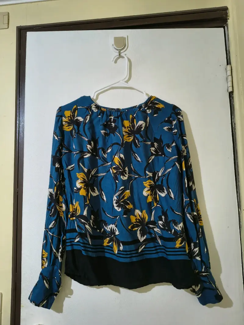 Blusa azul floral manga larga - 1