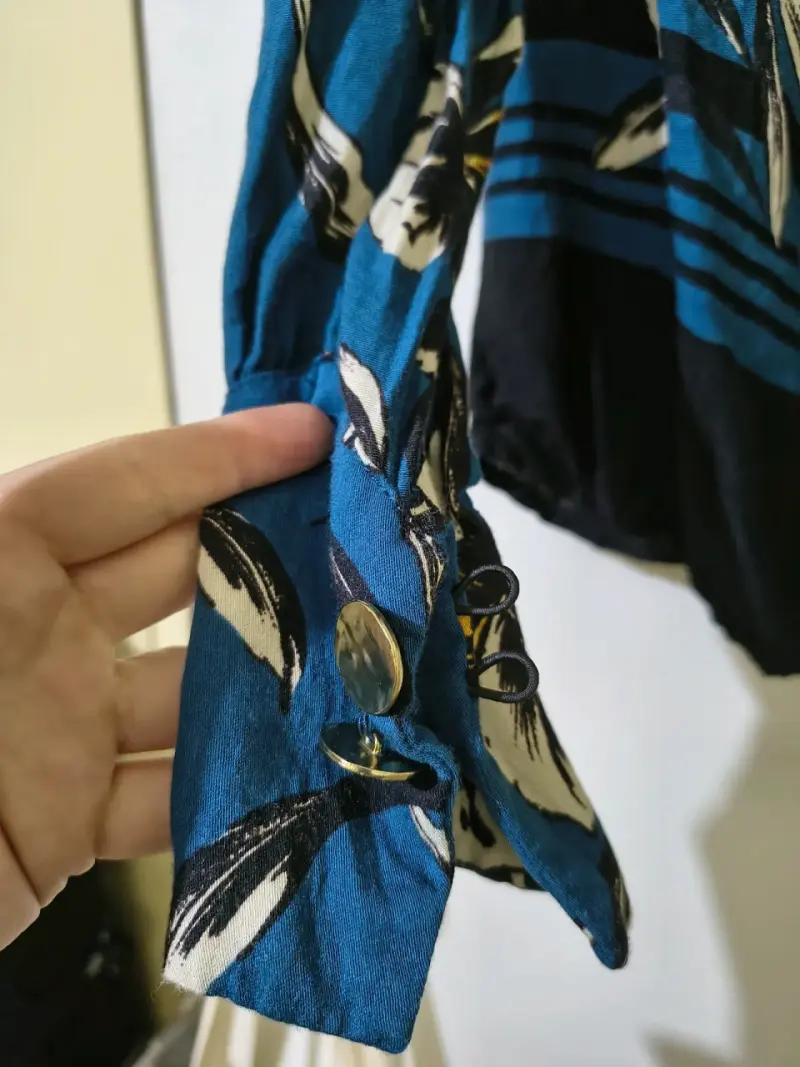 Blusa azul floral manga larga - 3