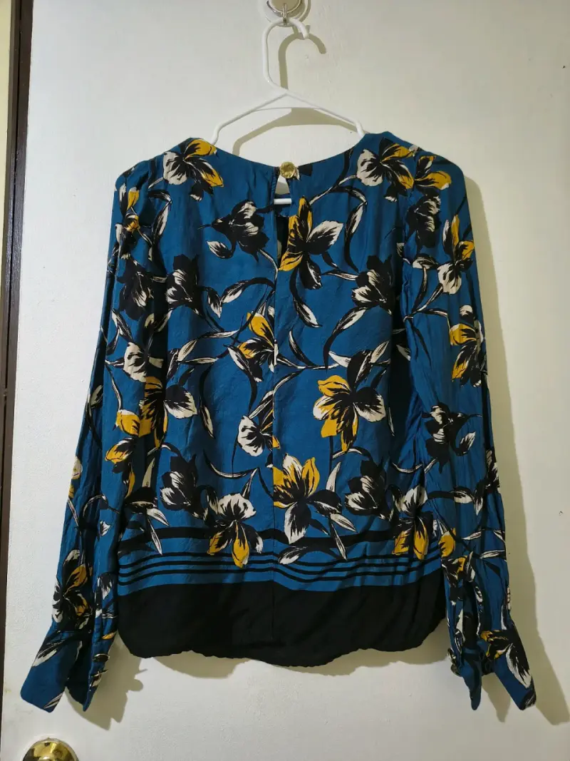 Blusa azul floral manga larga - 4