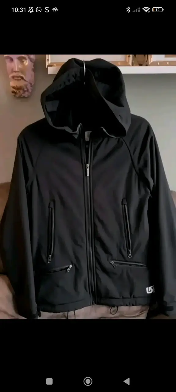 Chaqueta negra con capucha