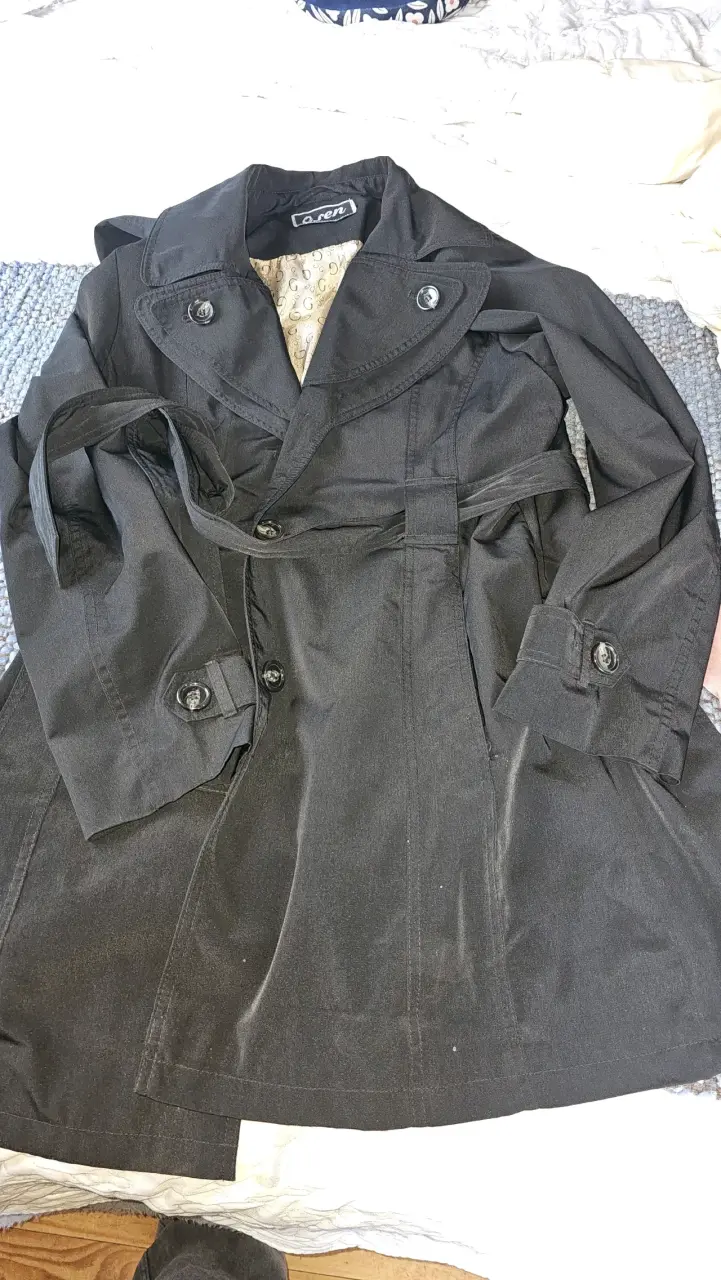 Trench negro con cinturón y gorro - 1