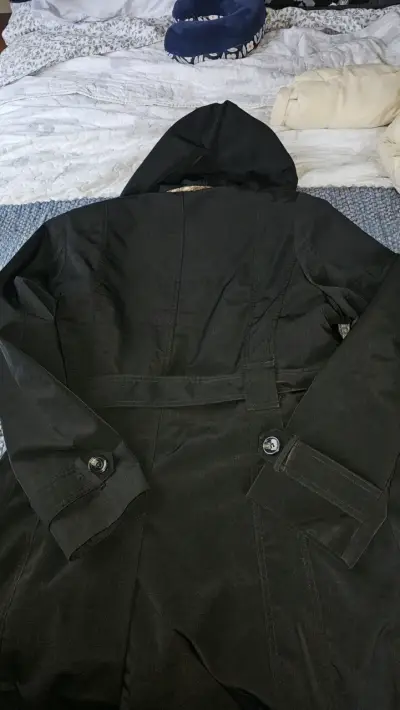 Trench negro con cinturón y gorro - miniatura 2