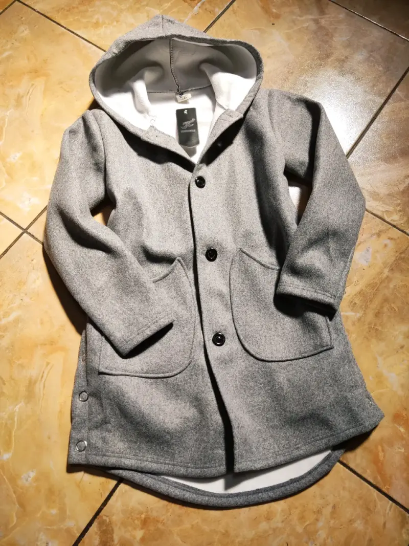 Abrigo gris con capucha