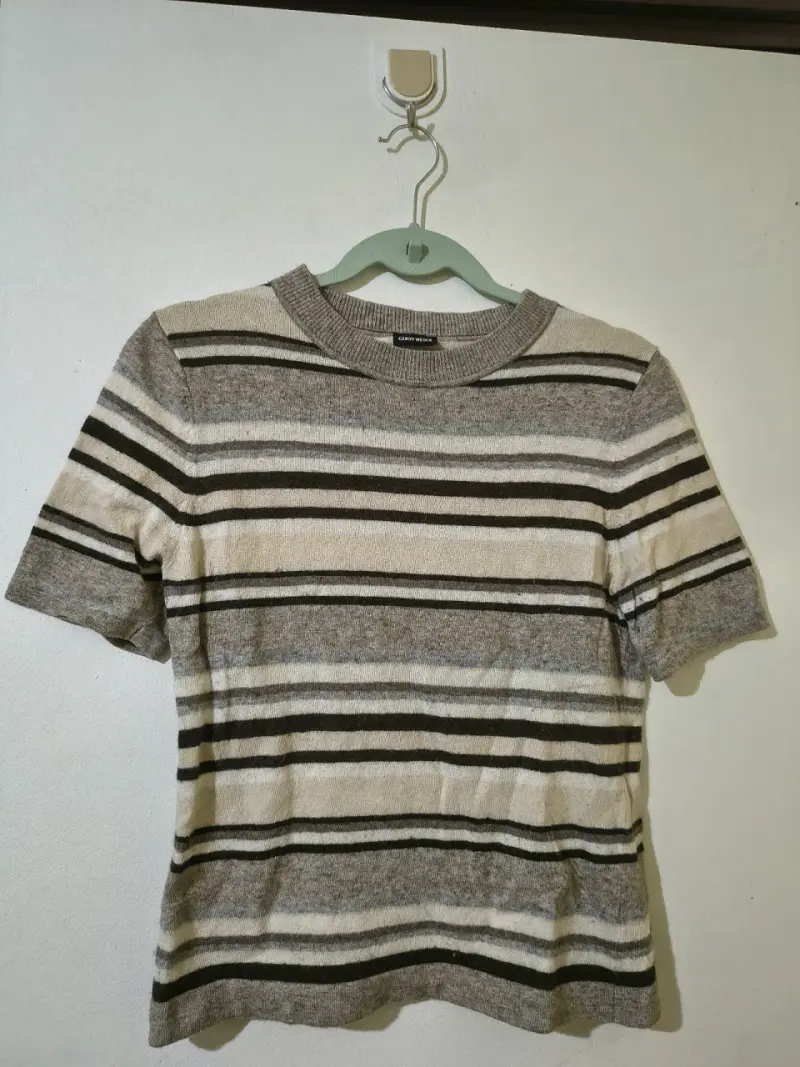 Polera a rayas gris y beige - 1