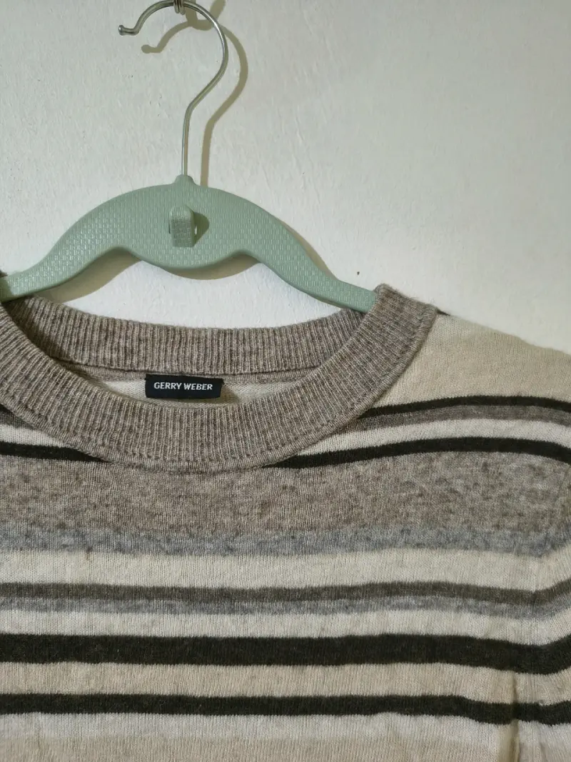 Polera a rayas gris y beige - 2
