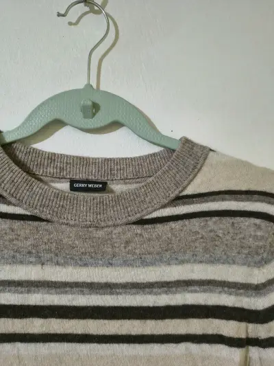 Polera a rayas gris y beige - miniatura 2