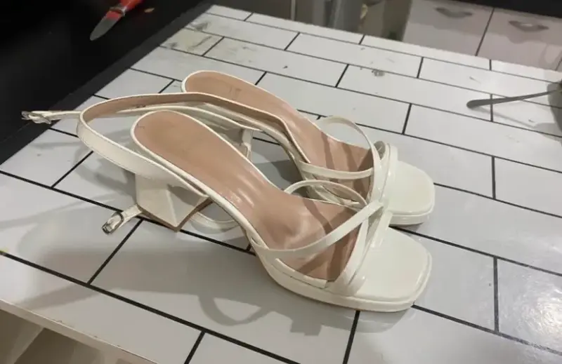 Sandalias de tacón blancas - 1