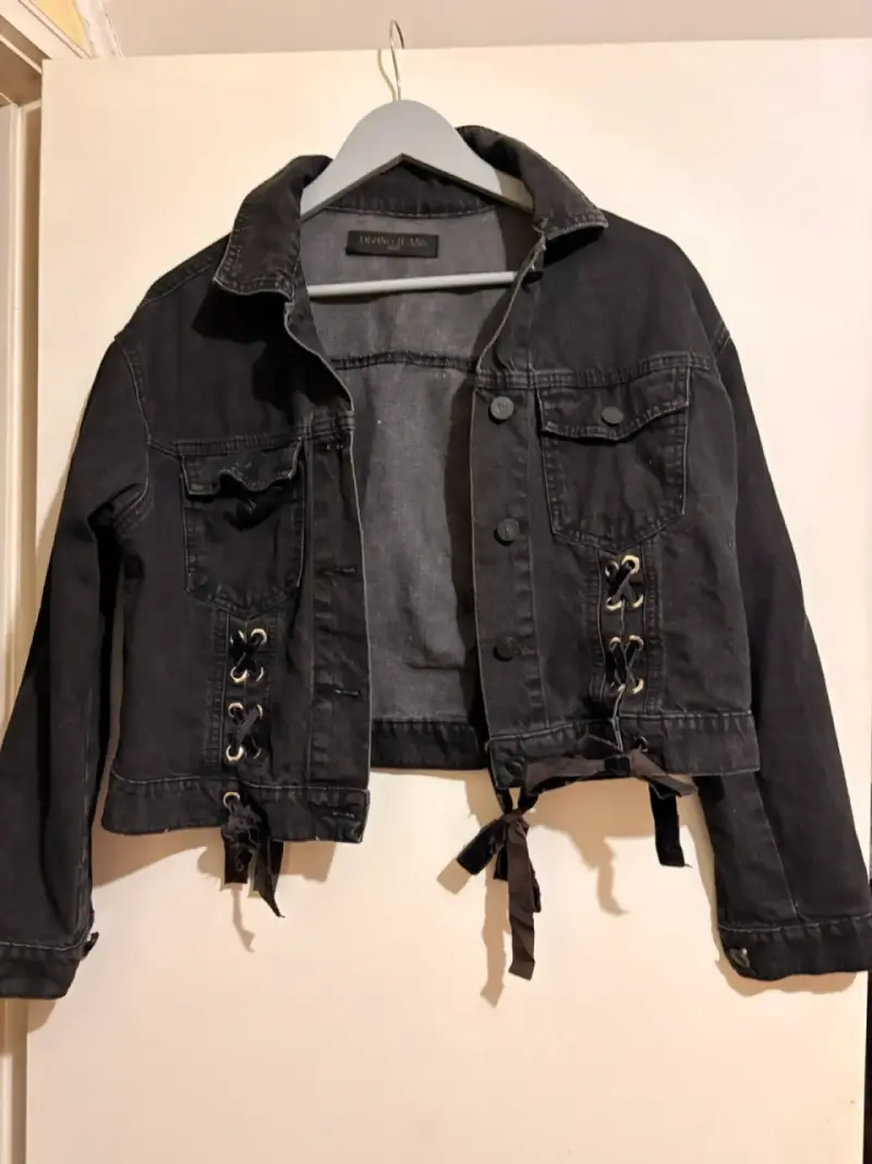 Chaqueta negra con detalles de lazo