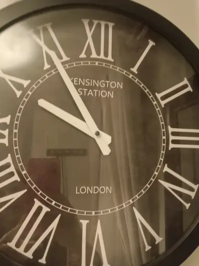 Reloj de pared estilo clásico - miniatura 2