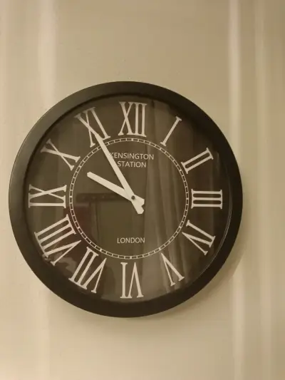 Reloj de pared estilo clásico - miniatura 4